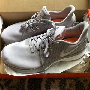 NWT. NIKE women’s comfort footbed running shoe 👟